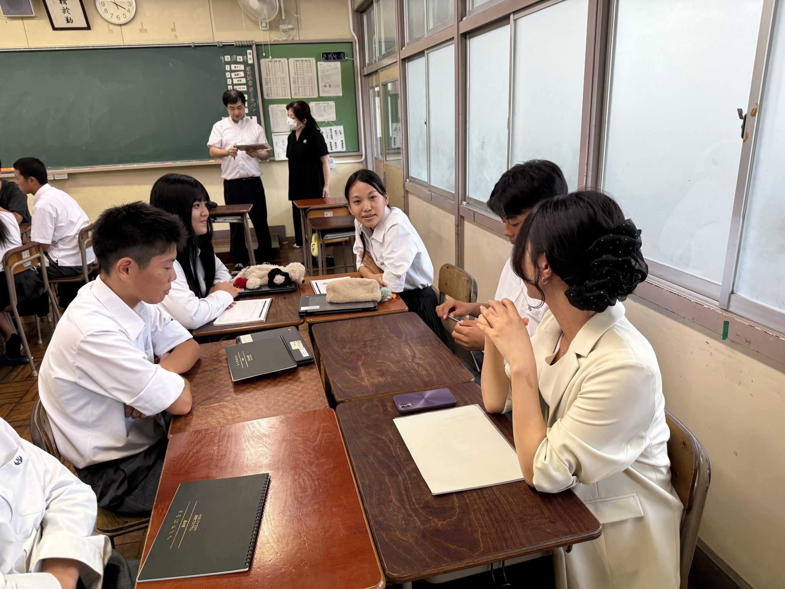 丹生生徒と話す八幡