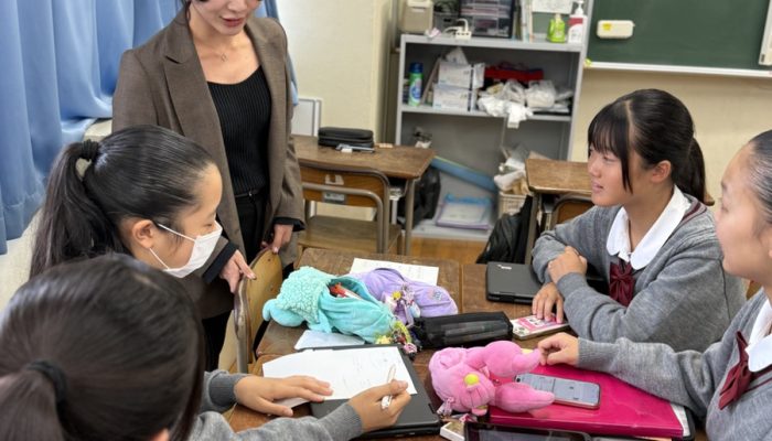 生徒と話す八幡