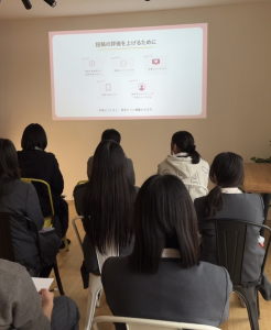 授業を聞く生徒